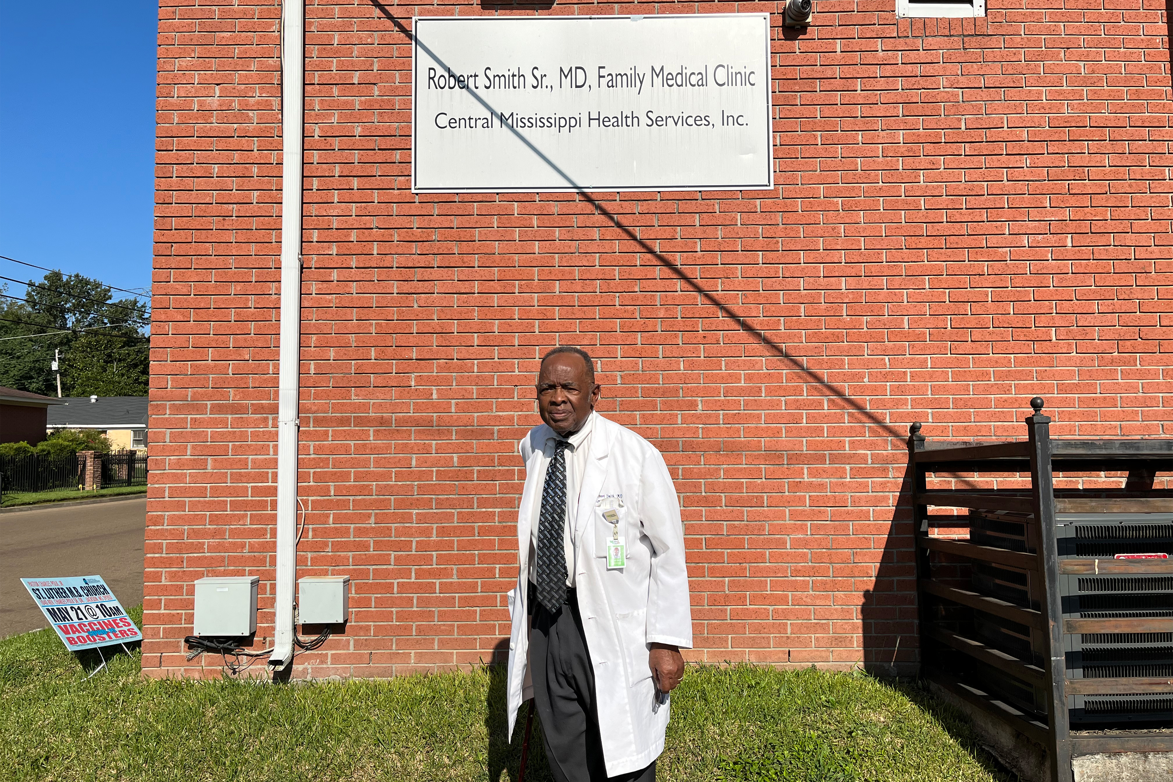 A photo shows Dr. Robert Smith standing outside the Central Mississippi 国产精品视频 Services building.